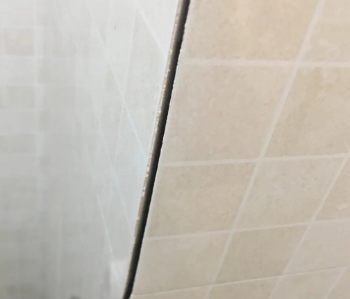 桂阳瓷砖空鼓维修公司分享阳台瓷砖脱落的修复过程可以分为以下几个步骤