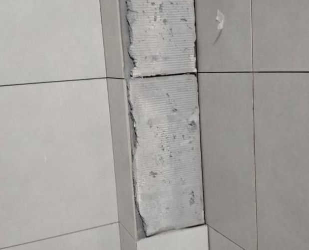 桂阳瓷砖空鼓维修公司分享下瓷砖施工前基层浇水润湿程度不足，可能导致以下问题